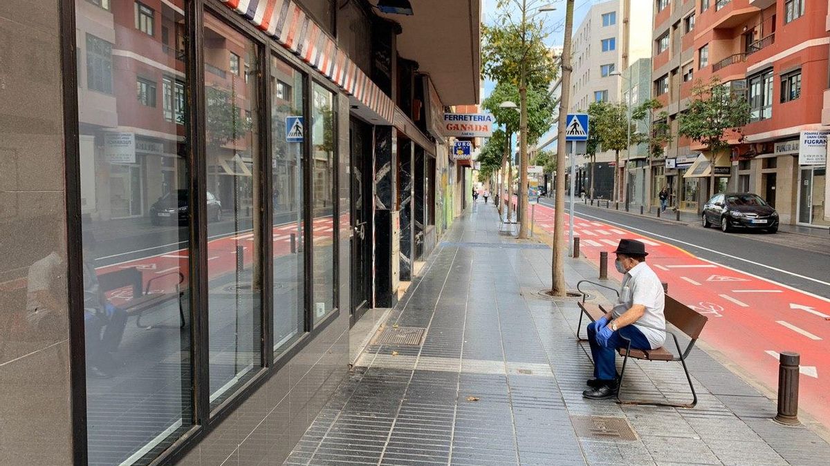 FOTOGALERÍA | Los mayores se dejan ver en las calles en el primer día de alivio del confinamiento