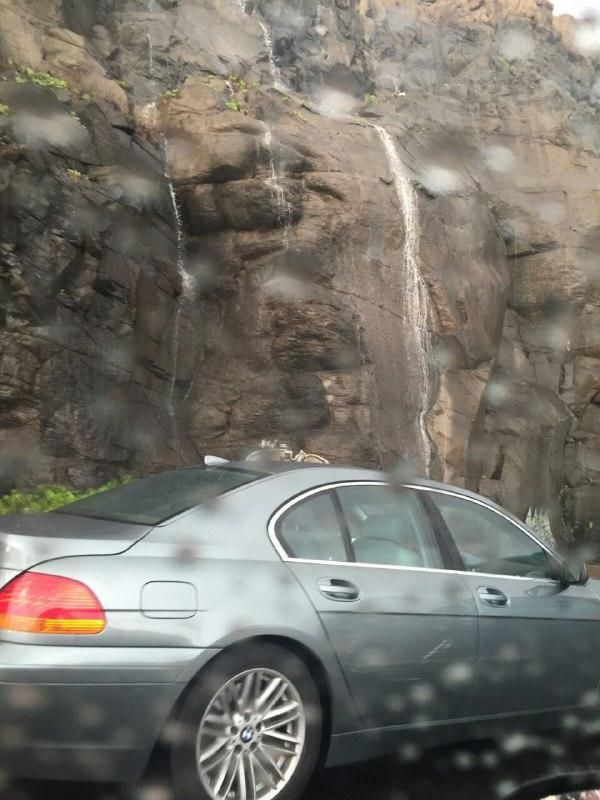 Las cascadas de barro que dan a la autopista.
