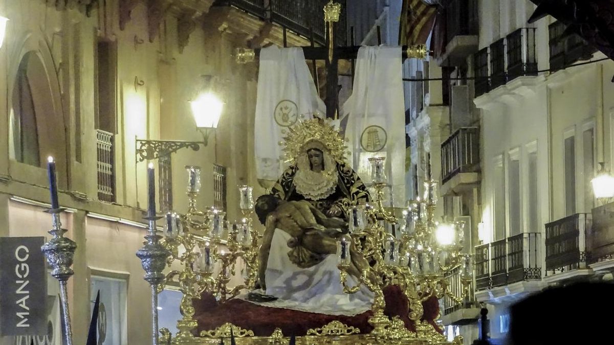 Un juez abre diligencias previas en el caso del fajín de la Hermandad del Baratillo
