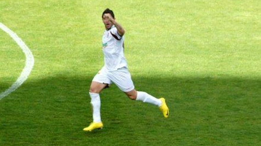 Álex Vázquez celebra el gol del empate.