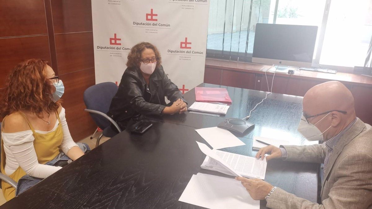 Dos vecinas del barrio de La Montañeta se reúnen con el Diputado del Común