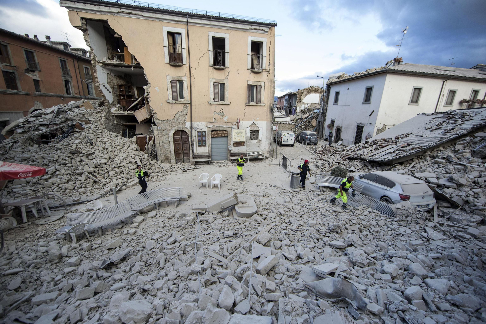 Parte de un edificio derrumbado en el centro de Amatrice, uno de las localidades más afectadas por el terremoto / Massimo Percossi AP