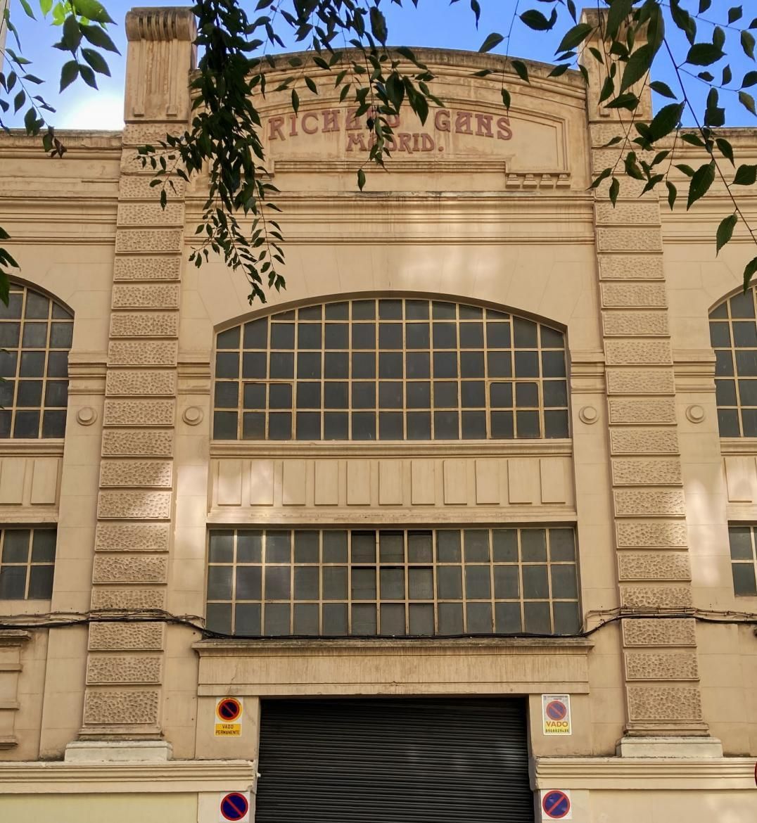 Exterior de una de las fachadas de la Fundición Richard Gans, con dos edificios en el número 5 de la calle Altamirano y el 63 de Princesa.