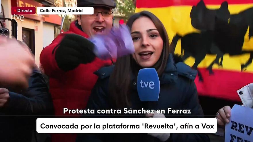 Increpan a una periodista de RTVE en la concentración de Ferraz: "Fascistas haciendo cosas de fascistas"