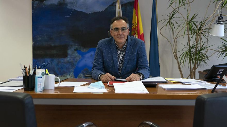 El consejero de Sanidad, Raúl Pesquera, posa en su despacho.