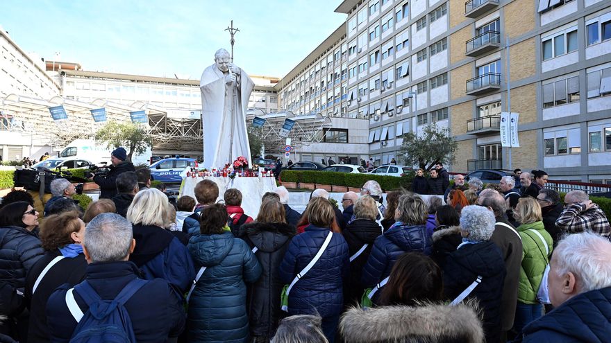 El papa ha desayunado, está sentado en un sillón y se espera hoy el resultado del TAC