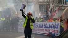 Un manifestante durante la concentración ante el Congreso de los Diputados