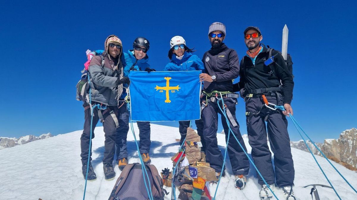 El equipo asturiano coronando la montaña.