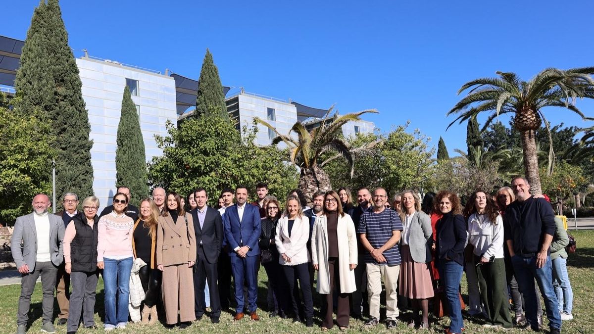 Alicia Rubio junto a parte del equipo