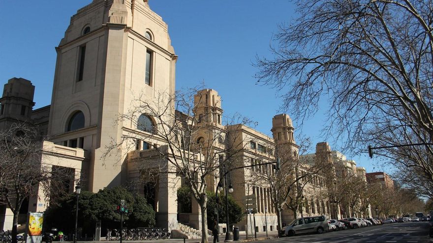 The notice that did arrive: the University of Valencia formed a crisis committee to suspend classes on Monday