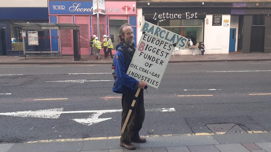 Un manifestante por el centro de Glasgow