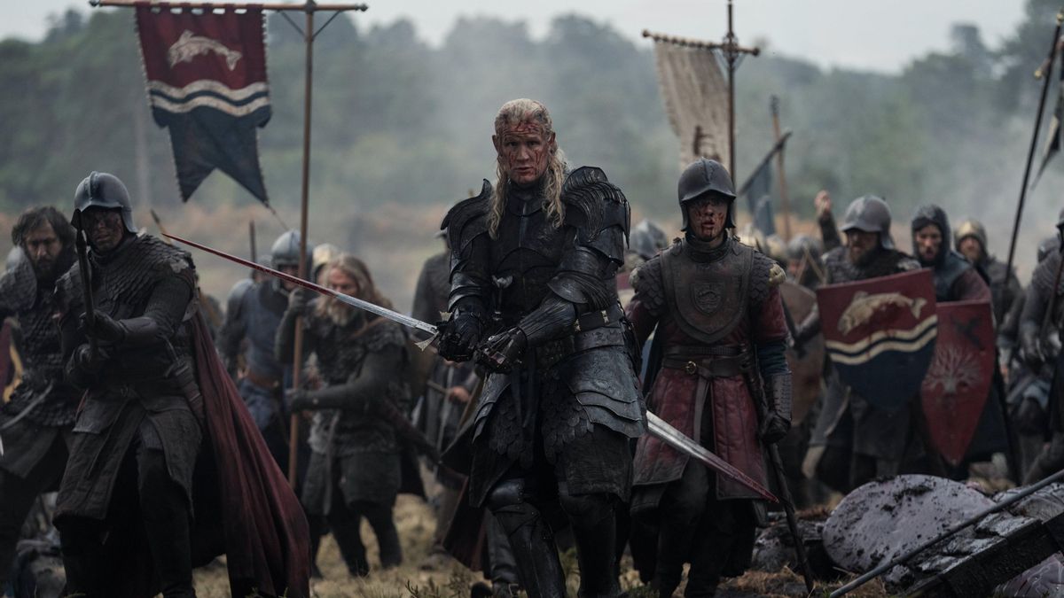 Daemon Targaryen y Oscar Tully encabezan un batallón de soldados en una imagen promocional de la temporada 3 de 'La casa del dragón'