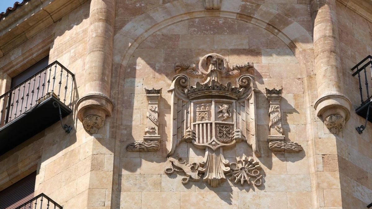 Uno de los escudos que todavía mantiene Salamanca.