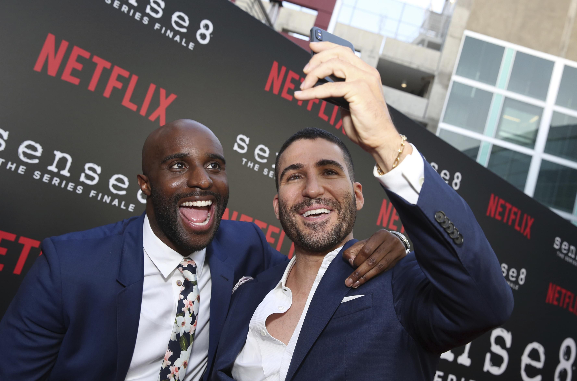 Toby Onwumere y Miguel Ángel Silvestre en la première de Sense8