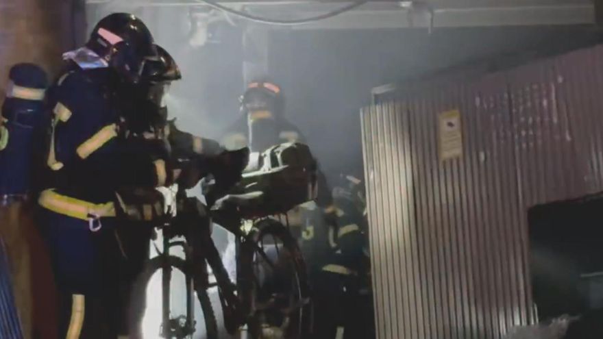 Muere un joven de 26 años en el incendio de unos trasteros con bicicletas eléctricas en Arganzuela