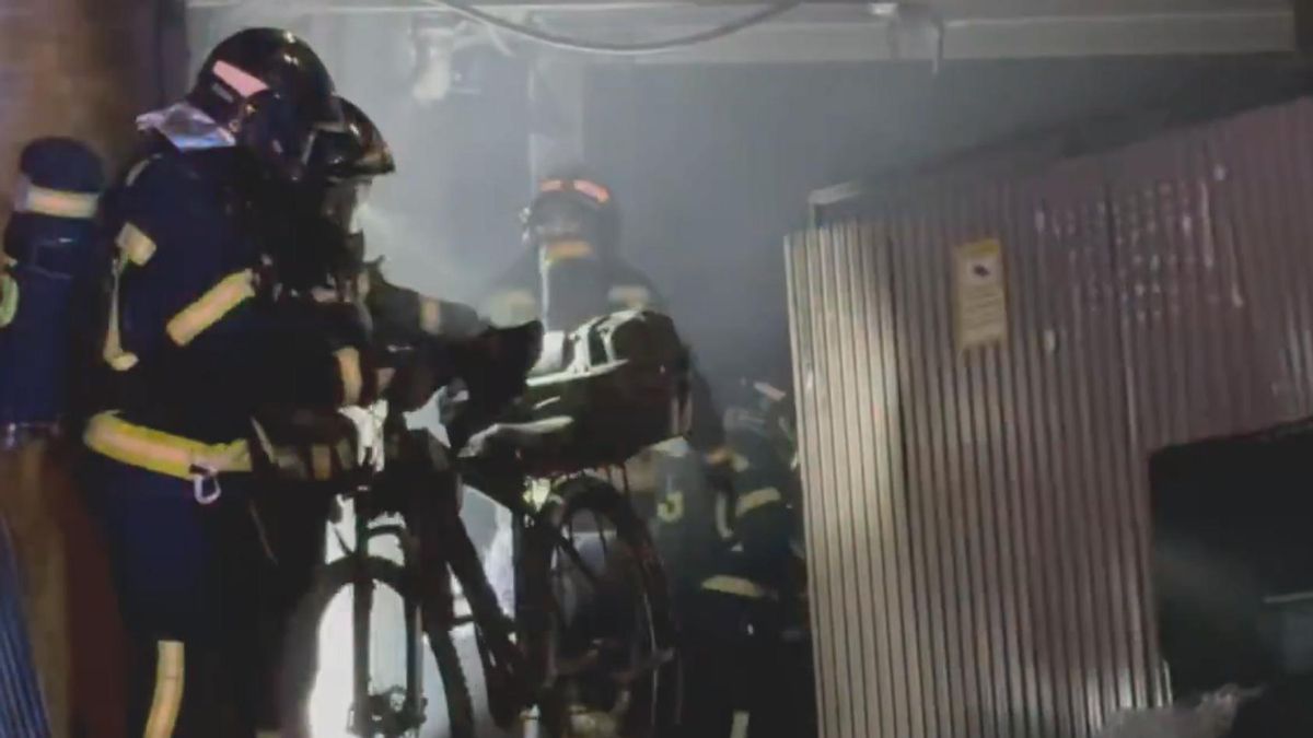 Muere un joven de 25 años en el incendio de unos trasteros con bicicletas eléctricas en Arganzuela