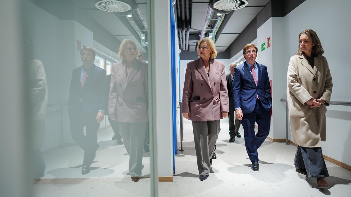 El alcalde visita las nuevas instalaciones junto a la delegada de Obras (izda) y la concejala de Salamanca (dcha)