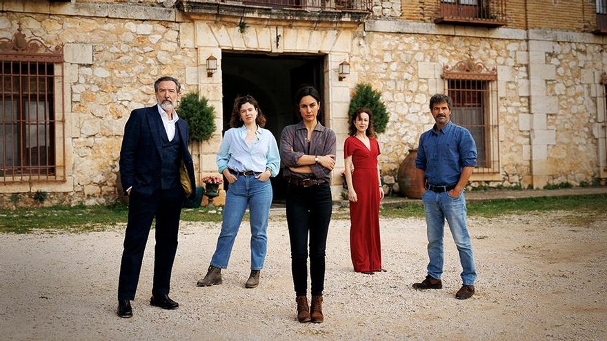 Antena 3 arranca el rodaje de la segunda temporada de 'Entre Tierras' con Megan Montaner y Rodolfo Sancho