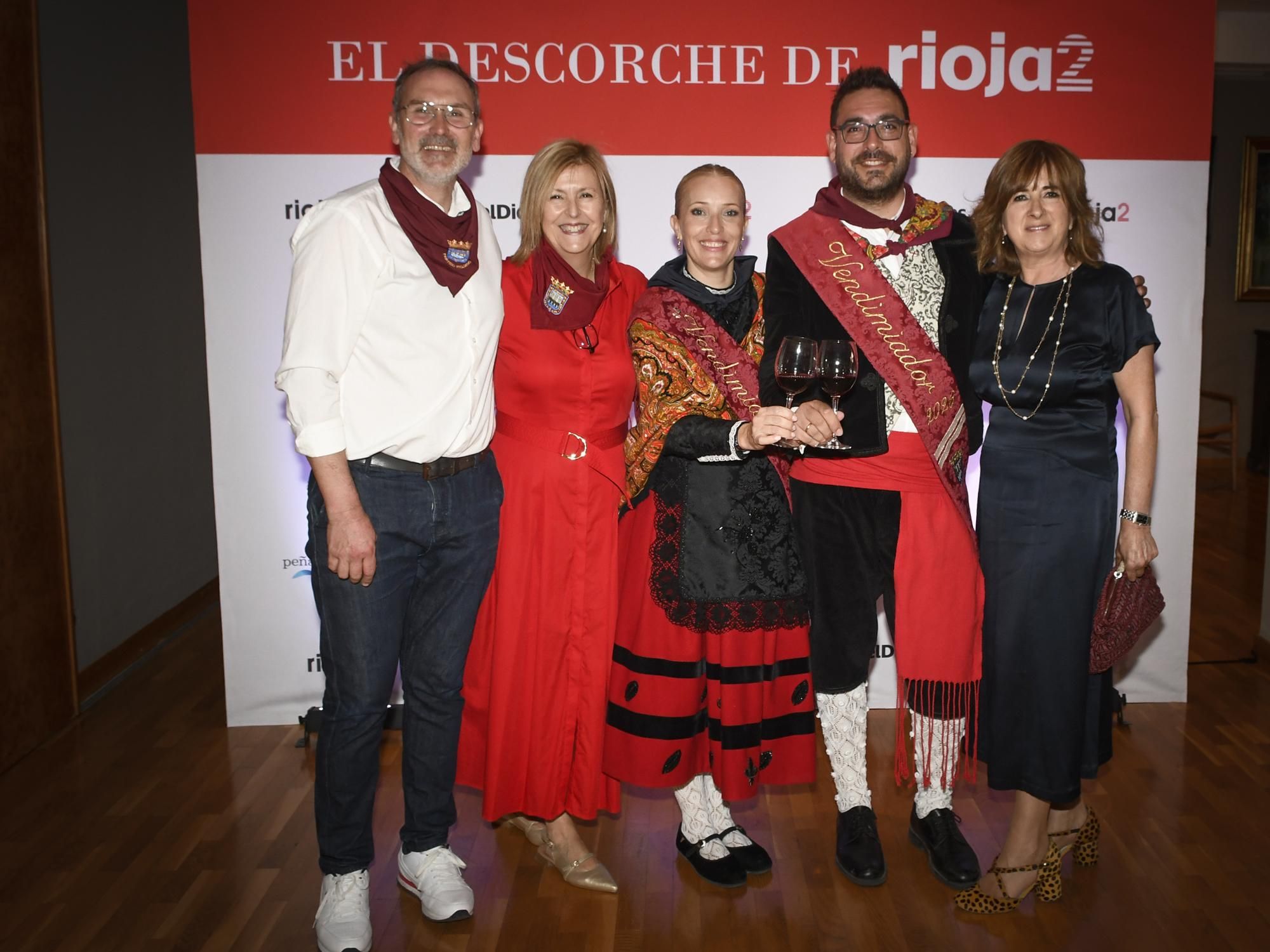 Rubén Antoñazas y Montse Bañares, del Partido Riojano, con los Vendimiadores de San Mateo, Israel Gutiérrez y María García
