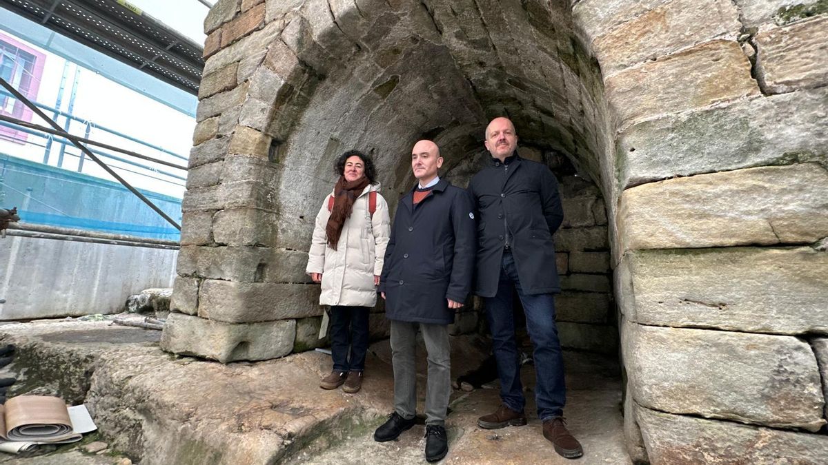 La restauradora responsable, Marta Luisa Corrada; el director de obra, Román Villasana, y el director general de Patrimonio Cultural, Pablo León.