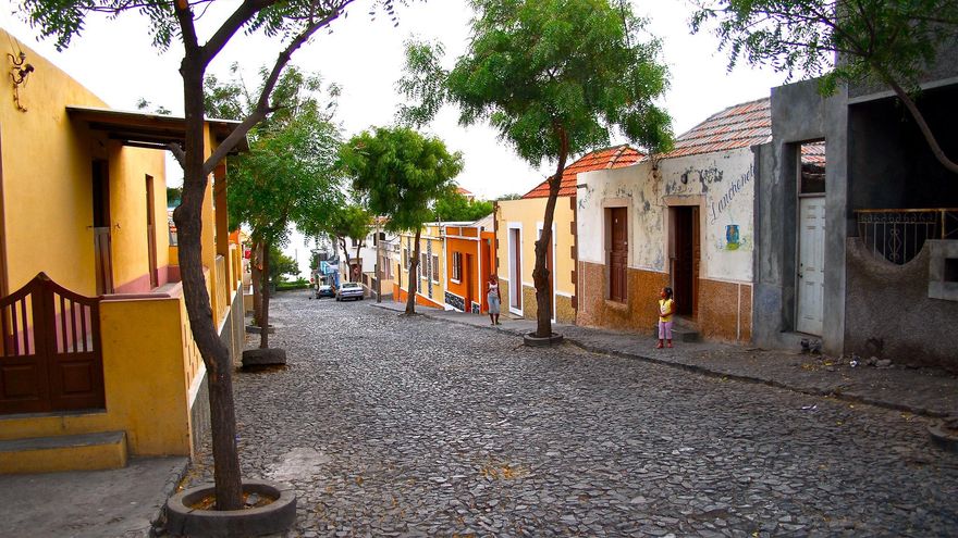 Casitas coloniales multicolores en Sao Filipe.