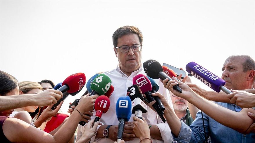 El ministro para la Transformación Digital y de la Función Pública, Óscar López, atiende a los medios.  A. Pérez Meca / Europa Press