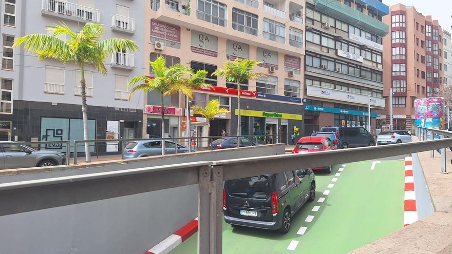 La asociación que tumbó el carril bici de Santa Cruz de Tenerife pone sus ojos en los aparcamientos públicos: "Precios abusivos en un negocio especulativo"