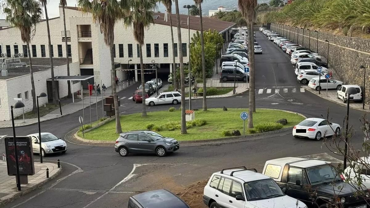 El PSOE denuncia que el Gobierno canario “sigue sin resolver la falta de aparcamientos en el Hospital de La Palma”