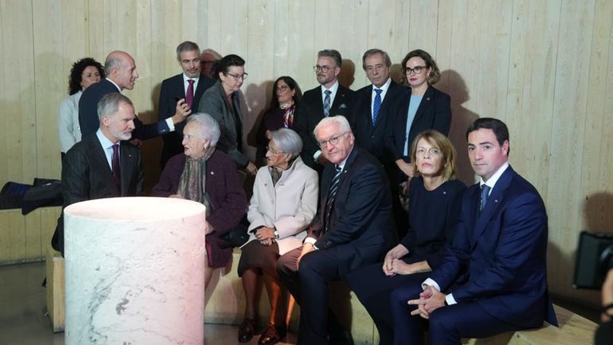 Las autoridades, en el Museo de la Paz de Gernika