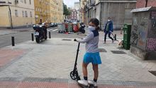 Eleonor espera con su patinete en su segunda salida