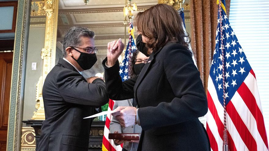 La vicepresidenta de EEUU, Kamala Harris, con el secretario de Salud y Servicios Humanos, Xavier Becerra.
