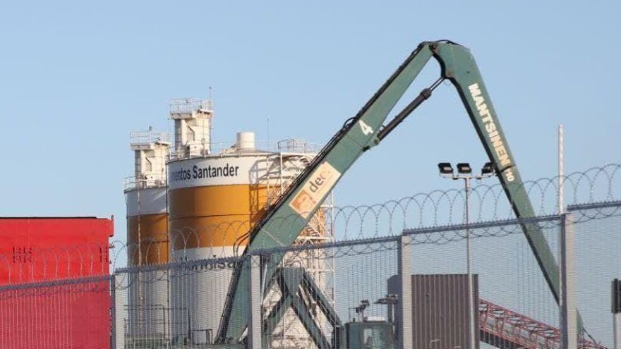 Revilla declina opinar sobre las concertinas del Puerto de Santander