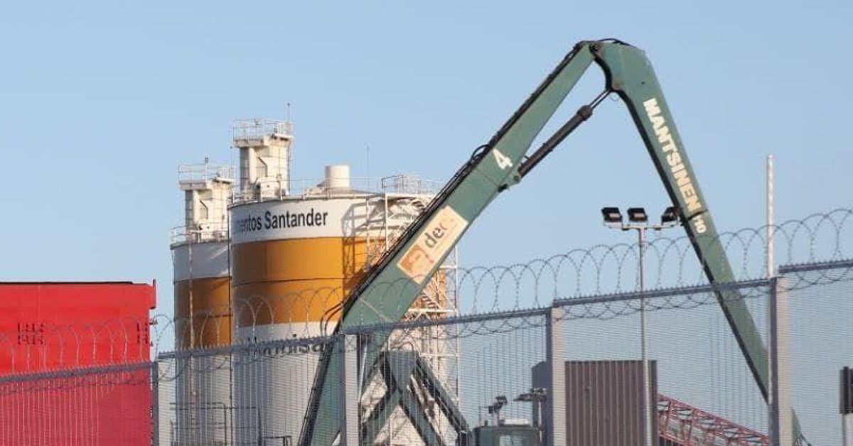 Revilla declina opinar sobre las concertinas del Puerto de Santander