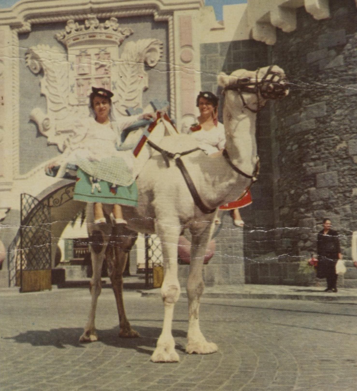 Mujeres con el traje nestoriano subidas a un camello en el Pueblo Canario