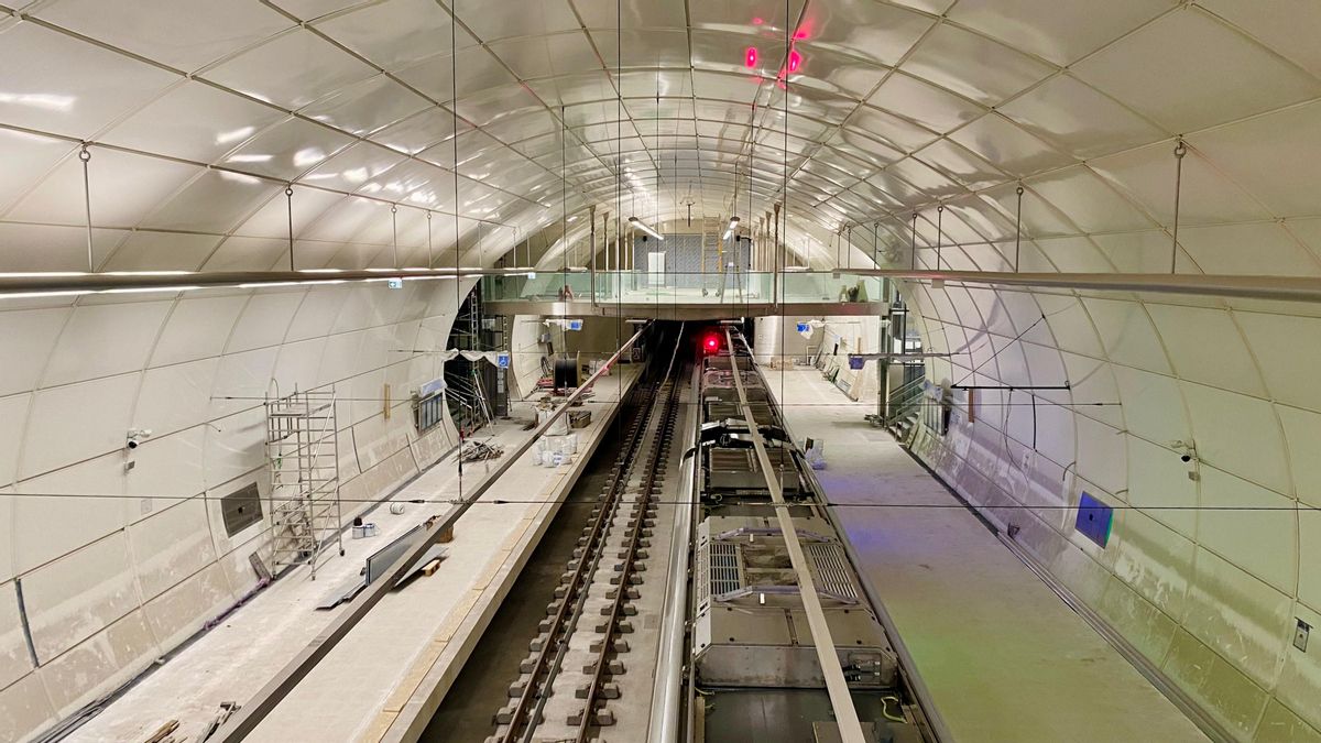 Vista a la nueva estación de Amara desde la mezzanina de Autonomía