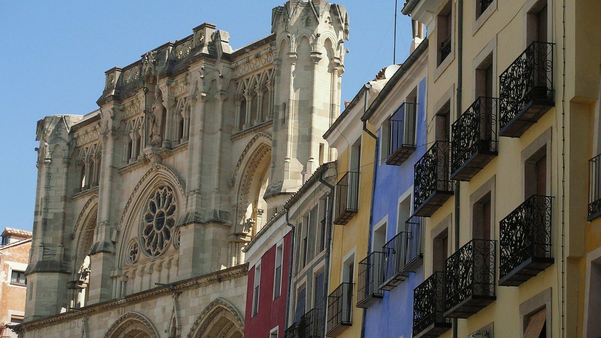 La Catedral de Santa María y San Julián emerge sobre las fachadas multicolor de la Plaza Mayor de Cuenca.