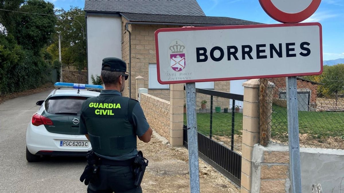 Imagen de un agente de la Guardia Civil en la localidad de Borrenes.