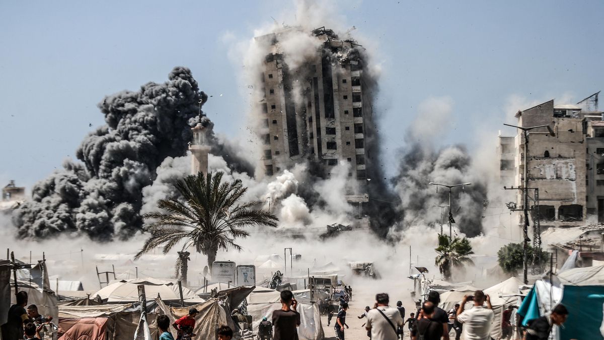 La torre Mushtaha en Ciudad de Gaza en el momento de venirse abajo después de un ataque aéreo de Israel.