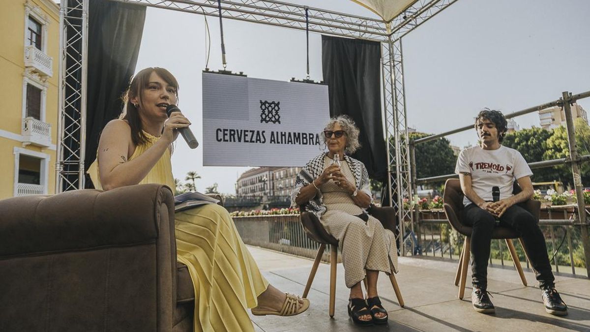 La periodista cultural Marta Hernández Cano ha moderado el coloquio entre los escritores Lola López Mondéjar y Santos Martínez, autores de 'Sin relato' y 'Ropasuelta'