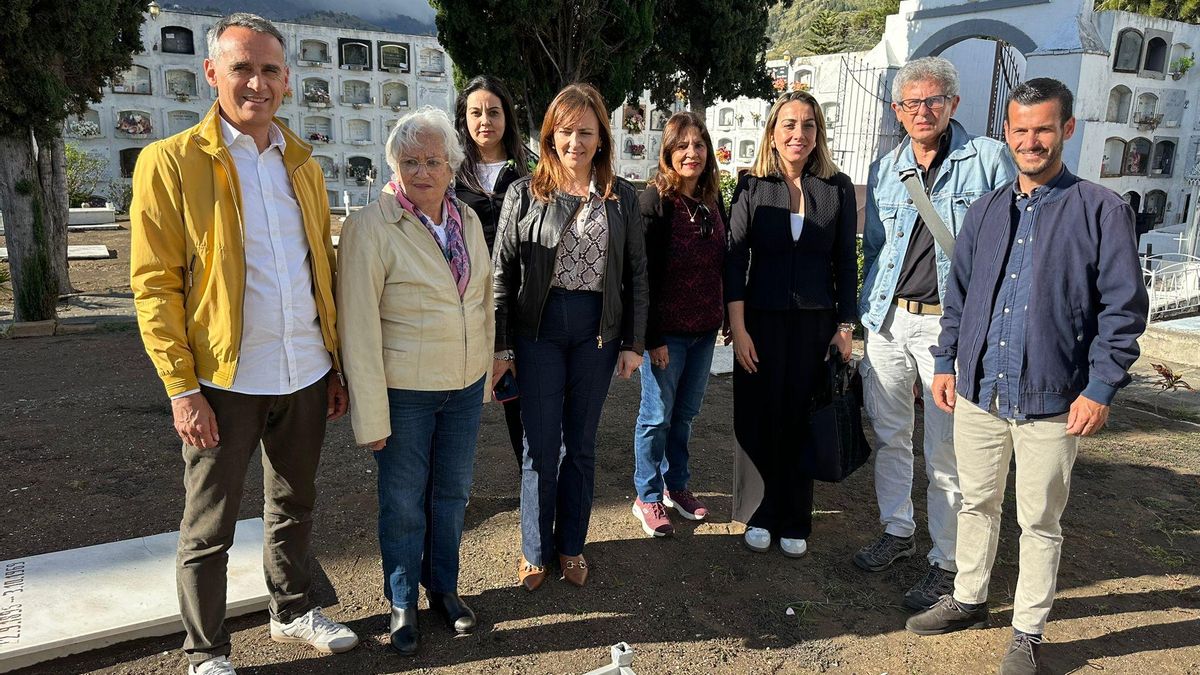 Acto de homenaje en el Cementerio Municipal a las personas desaparecidas en la Guerra Civil, con motivo del aniversario de la exhumación en Fuencaliente, el 7 de mayo de 1994, de los restos de varios represaliados.