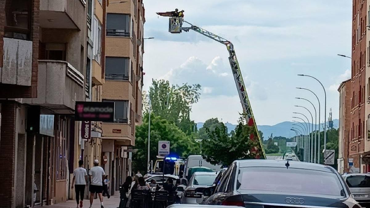 Los Bomberos de León rescatan a una mujer encerrada en un cuarto piso de Padre Isla