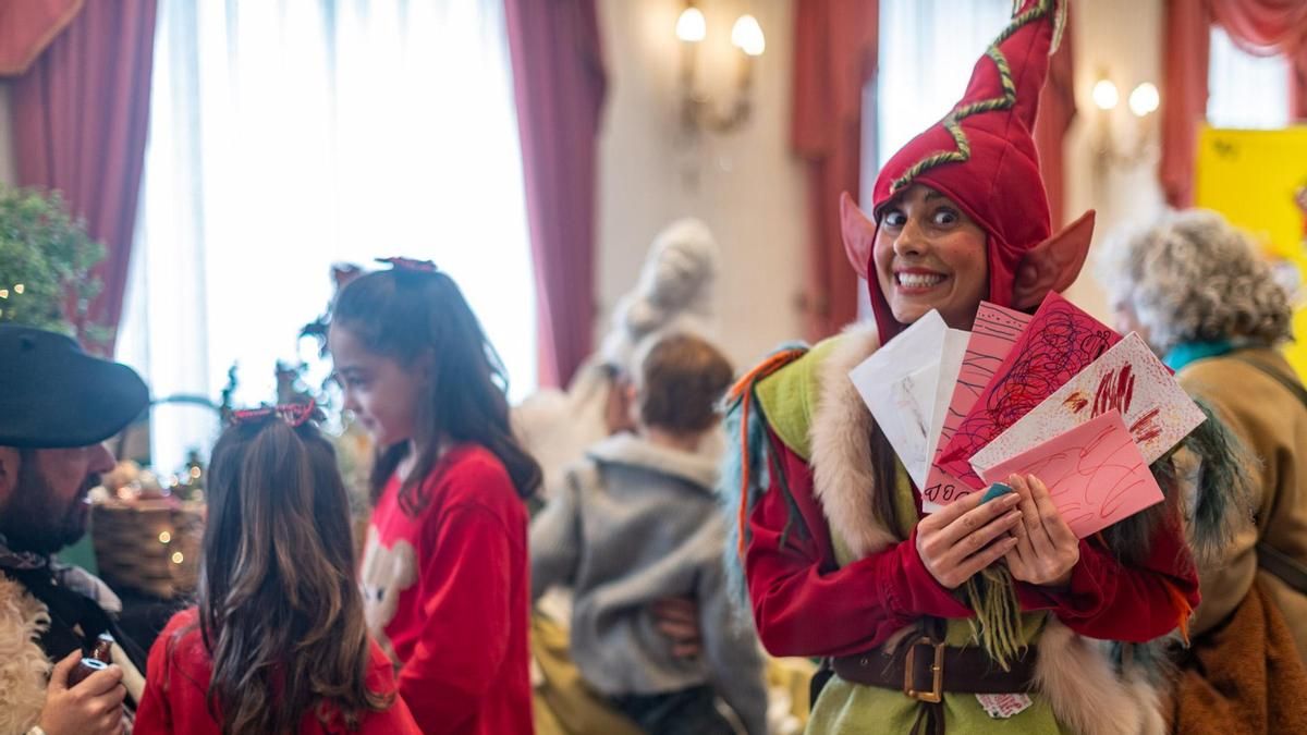 Olentzero, en Vitoria, con una 'galtzagorri' con muchas cartas en las manos