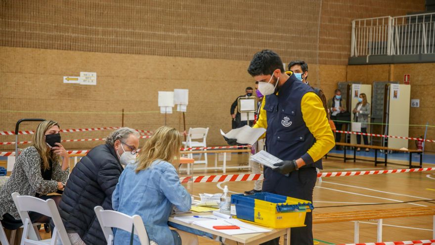Un cartero de Correos llega al Colegio San Agustín para depositar votos por correo