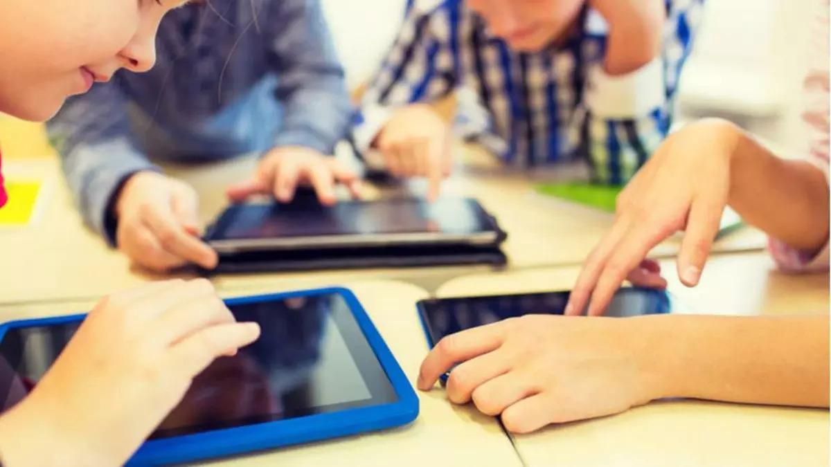 Casi la mitad del alumnado aragonés acaba Primaria con móvil: el riesgo que implica sube si lo llevan a dormir