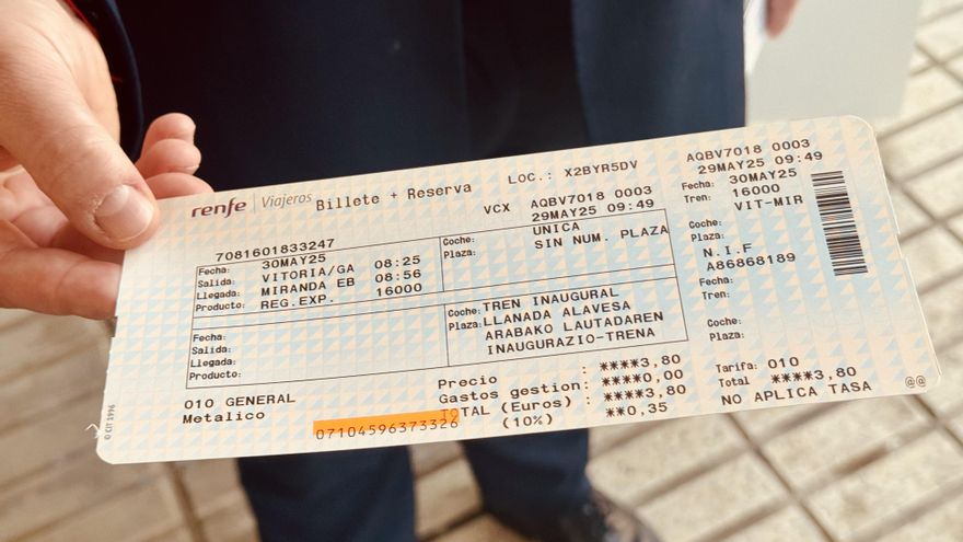 A bordo del primer Cercanías de Vitoria 20.970 días después del final del trayecto del último "trenico" de proximidad