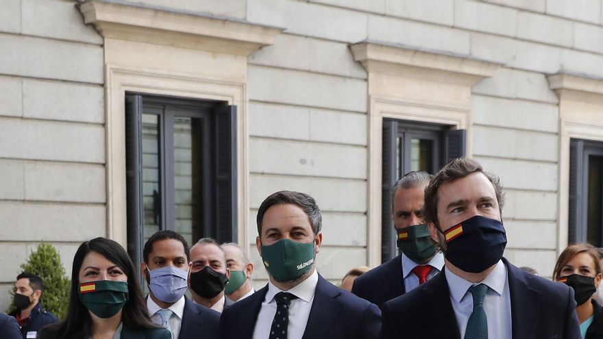 El portavoz de Vox en el Congreso, Iván Espinosa de los Monteros (dcha, delante), y el presidente de Vox, Santiago Abascal (c), acompañados por otros miembros de su formación, a su llegada al Congreso de los Diputados.