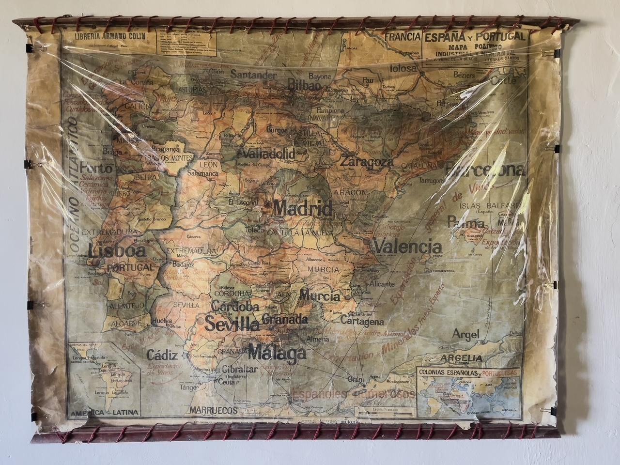 Mapa de España colgado de la pared de la escuela de La Collada en Allande