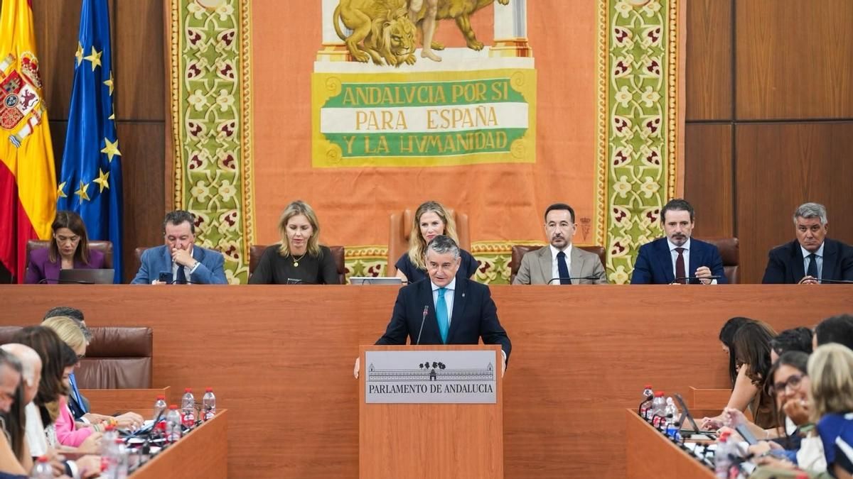 El vicepresidente primero y consejero de Presidencia, Sanidad y Emergencias, Antonio Sanz, comparece en el Pleno del Parlamento andaluz.