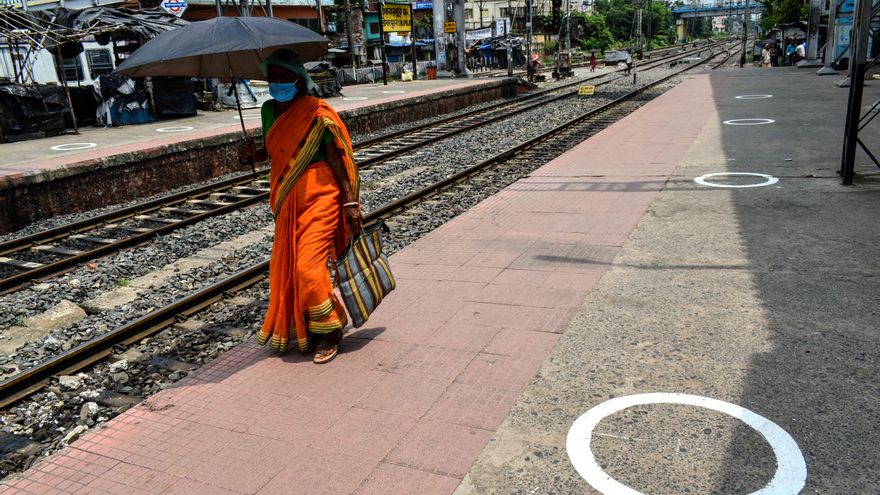 Una mujer con mascarilla en una estación de tren en Calcuta el 1 de septiembre de 2020.