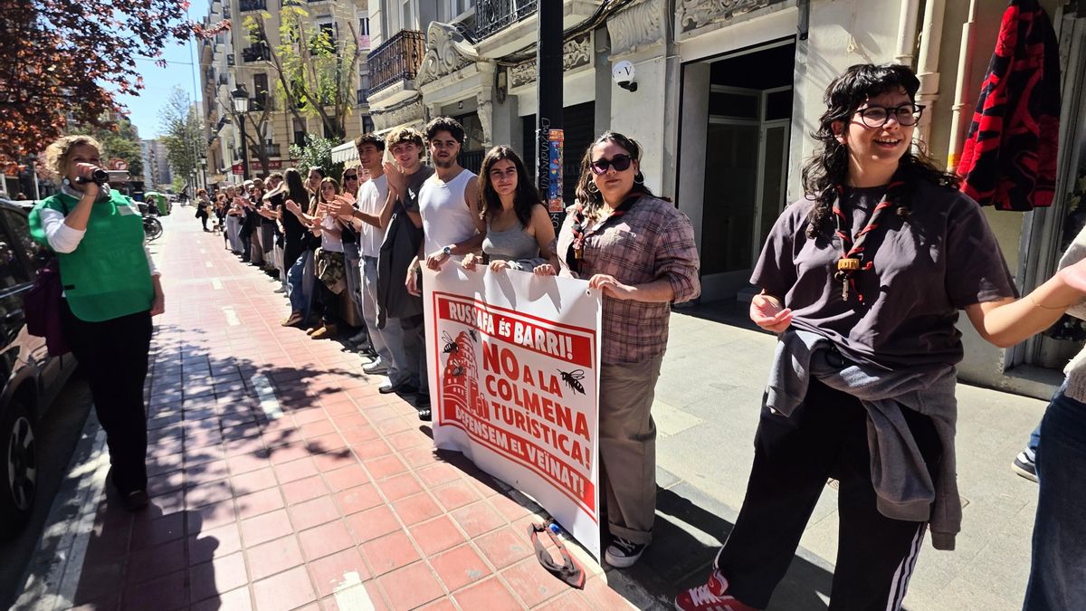 Una cadena humana contra una colmena de apartamentos turísticos en València vuelve a cuestionar la estrategia de Catalá